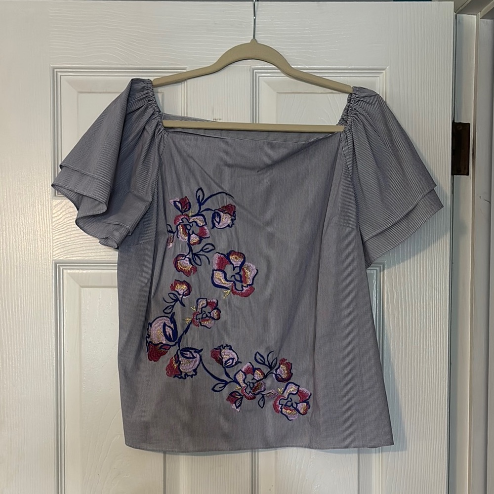 Kohl's Blie Blouse with Ruffled Sleeves and Pink and Gold Floral Design